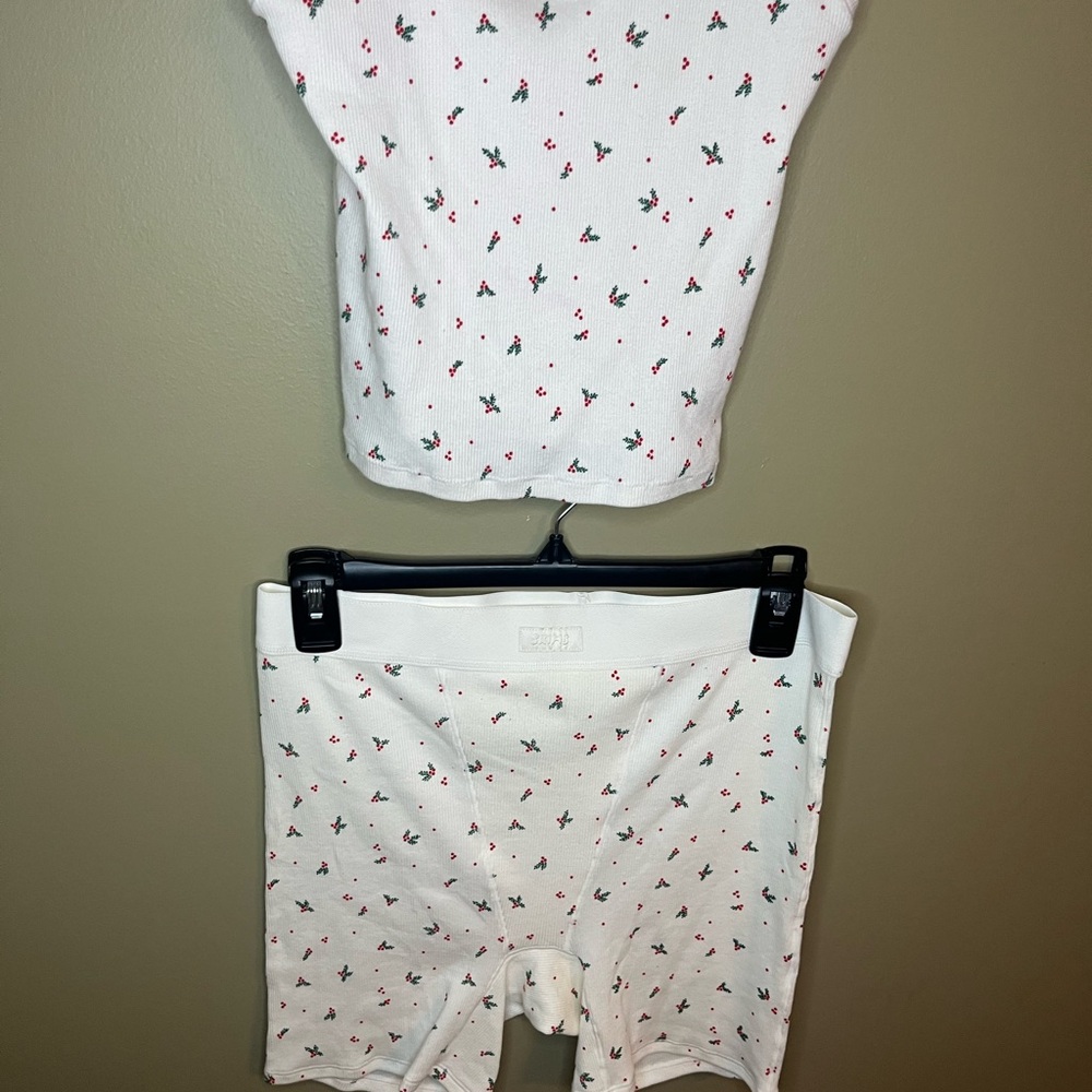 SKIMS Limited Edition Mistletoe Rib Tank & Boxer Set - Picture 2 of 8